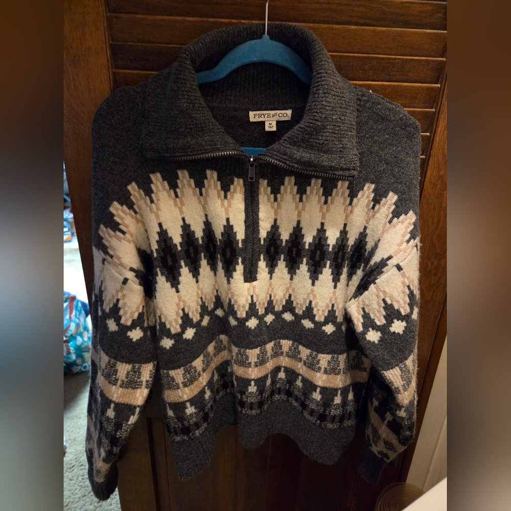 FRYE AND CO. Gray and Cream Patterned Sweater